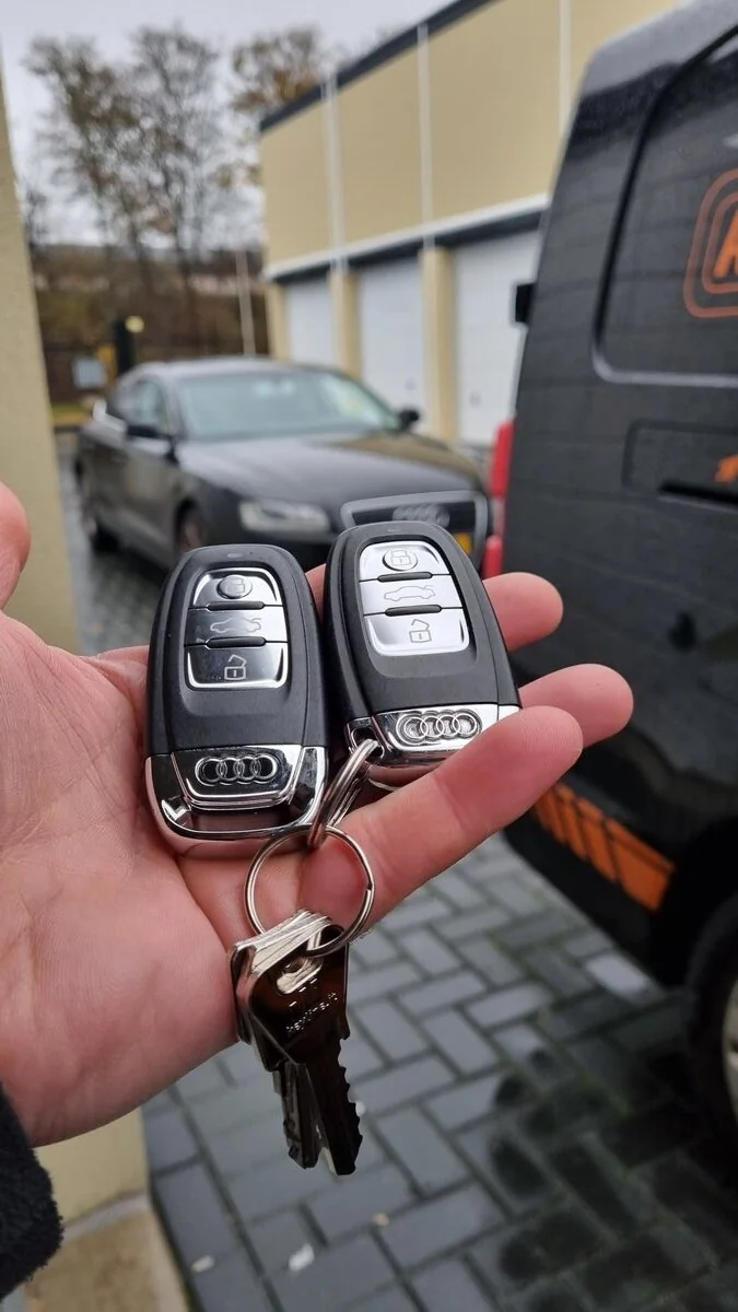Professionele autosleutelmaker aan het werk