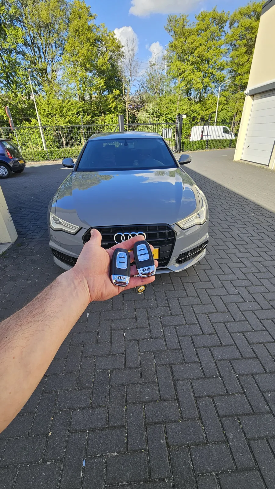 Audi sleutel bijmaken op locatie - twee smart keys voor zilvergrijze Audi
