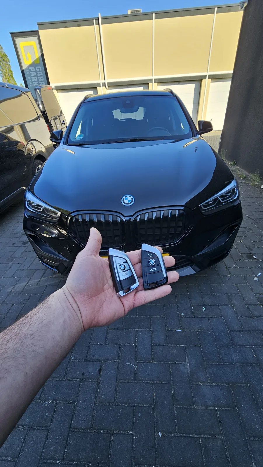 BMW smart keys bijgemaakt voor zwarte BMW SUV door Autolocksmith aan huis