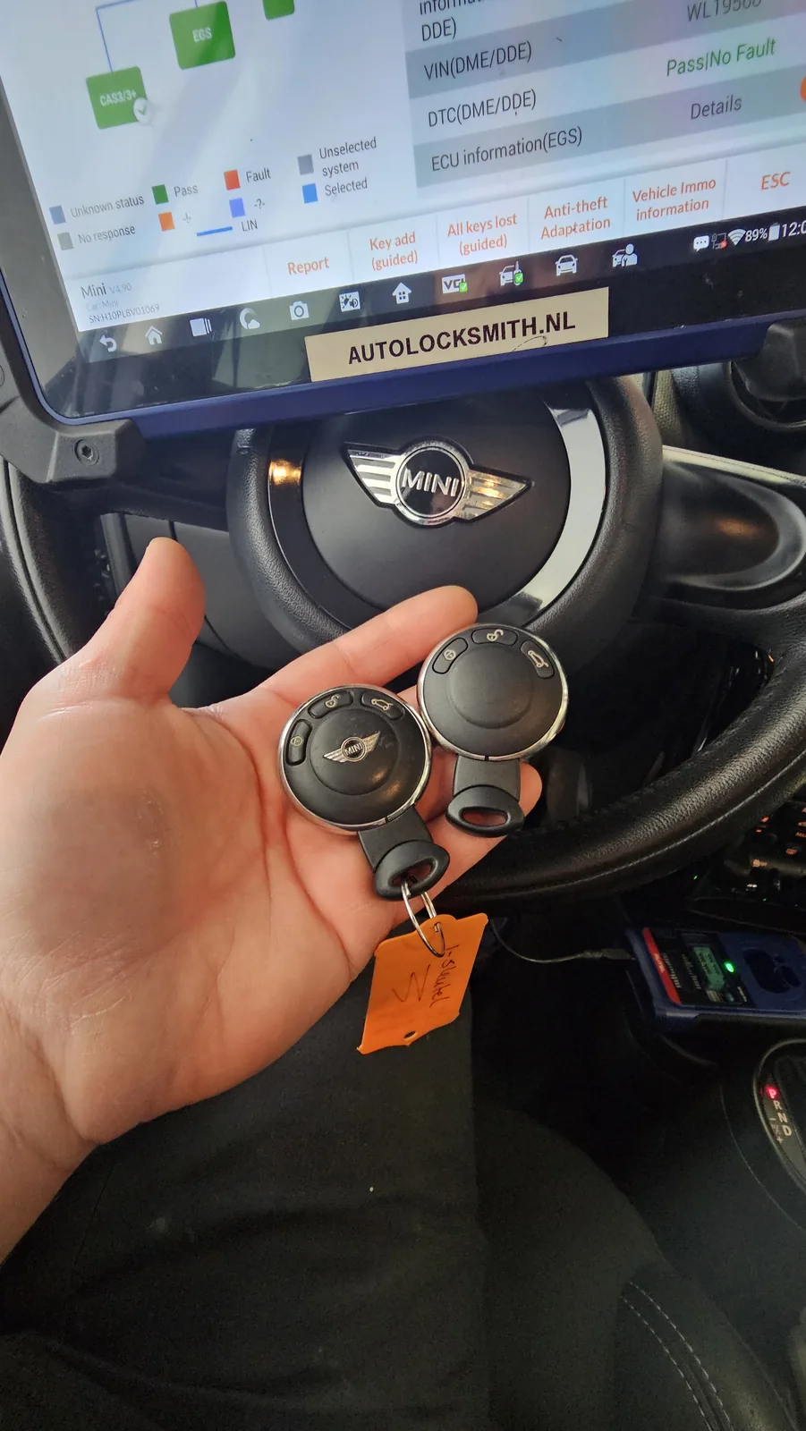 MINI Cooper sleutel programmeren met diagnose-apparatuur door Autolocksmith.nl